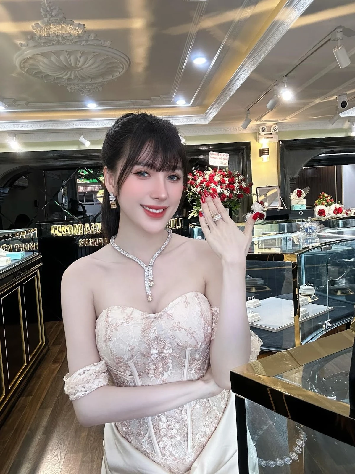 Ngân Collagen nghi bị chủ biệt thự đuổi cổ, giúp việc thân thiết cũng phản? - Hình 2