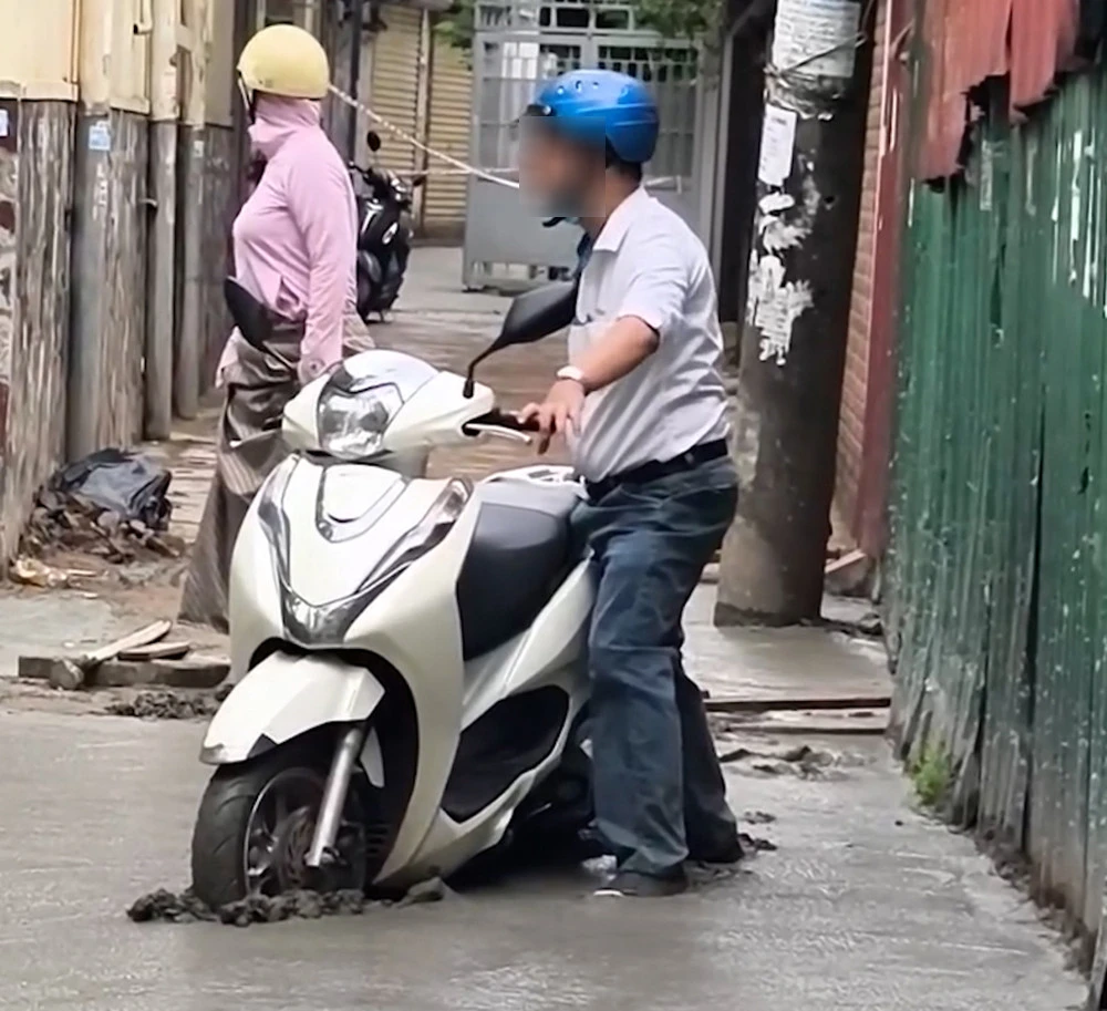 Xôn xao clip người đàn ông đi xe máy cày rãnh dài trên đường mới đổ bê tông ở Hà Nội - Hình 1