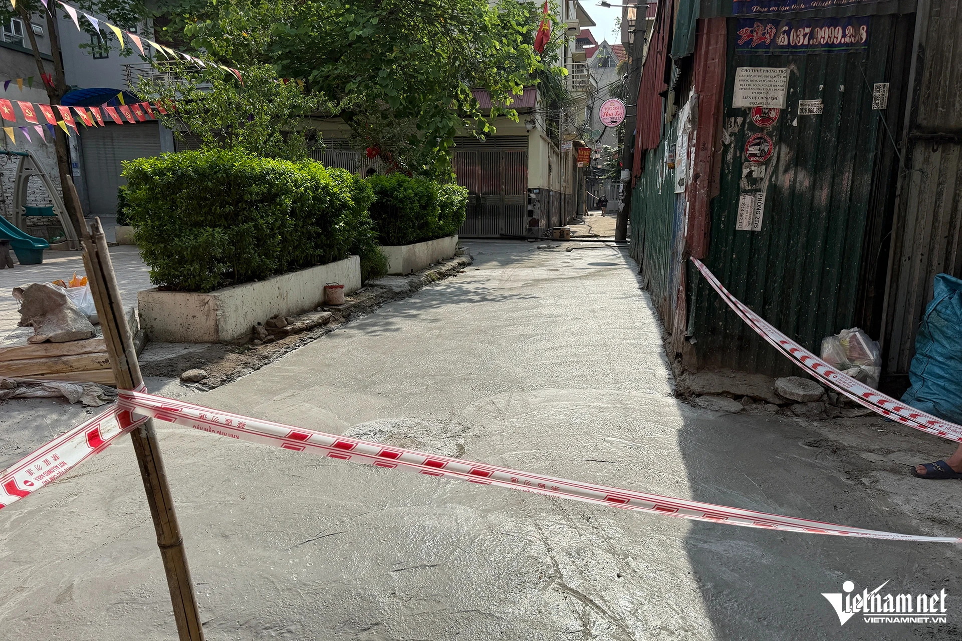 Xôn xao clip người đàn ông đi xe máy cày rãnh dài trên đường mới đổ bê tông ở Hà Nội - Hình 3