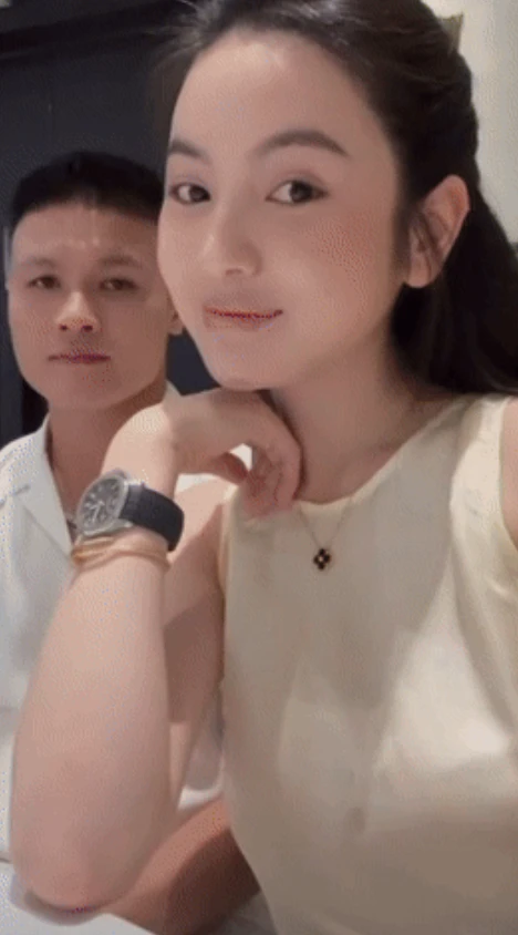 Bị vợ Quang Hải quay lén, vợ Đoàn Văn Hậu tỏ thái độ lạ, lộ rõ mối quan hệ - Hình 3