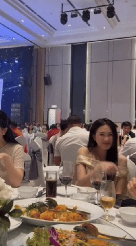 Bị vợ Quang Hải quay lén, vợ Đoàn Văn Hậu tỏ thái độ lạ, lộ rõ mối quan hệ - Hình 2