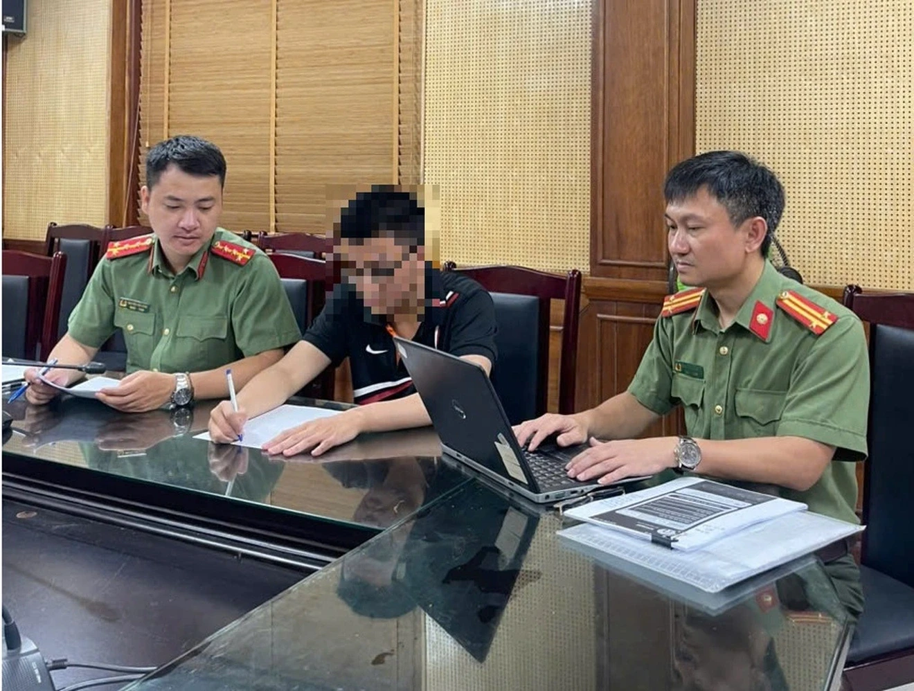 Khởi tố vụ dùng AI giải đề thi tốt nghiệp THPT 2025, giám thị có bị liên đới? - Hình 1