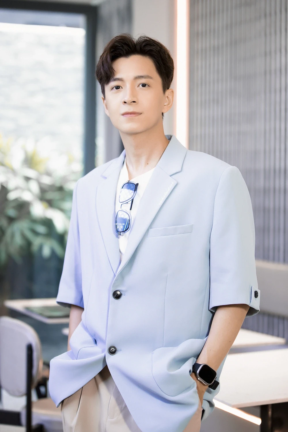 Ngô Kiến Huy bị thương khi quay show, khiến fan lo lắng vì anh ngồi xe lăn - Hình 1