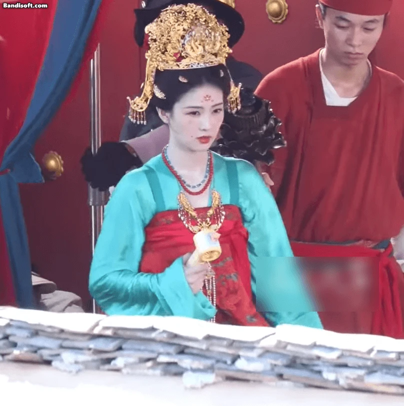 Trần đời chưa thấy mỹ nhân cổ trang nào chán đời như này: Lên đồ vừa phèn vừa xấu, nhìn như mẹ đồng nghiệp - Hình 2