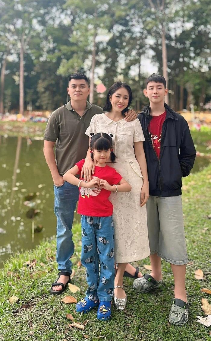 Lê Phương thay đổi diện mạo táo bạo, hai con bất ngờ khi thấy mẹ lột xác - Hình 5