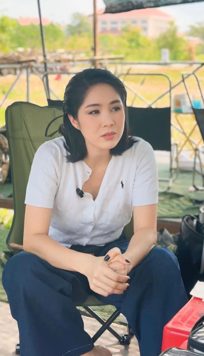 Lê Phương thay đổi diện mạo táo bạo, hai con bất ngờ khi thấy mẹ lột xác - Hình 3