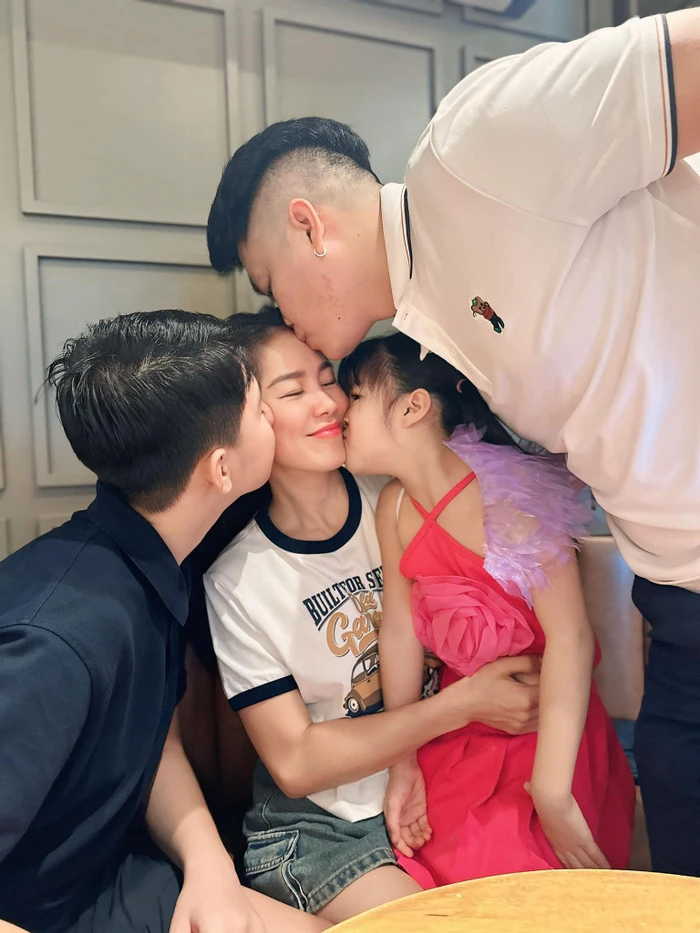 Lê Phương thay đổi diện mạo táo bạo, hai con bất ngờ khi thấy mẹ lột xác - Hình 6