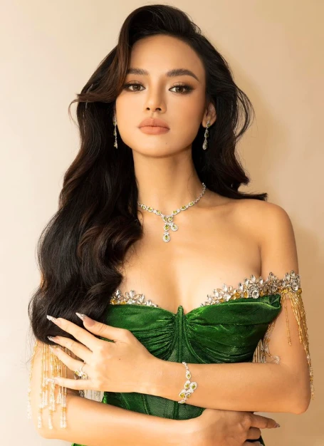 Mai Ngô biến hình sau 2 năm dao kéo, gợi cảm ngỡ ngàng, vòng ba chạm mốc 1 mét - Hình 2