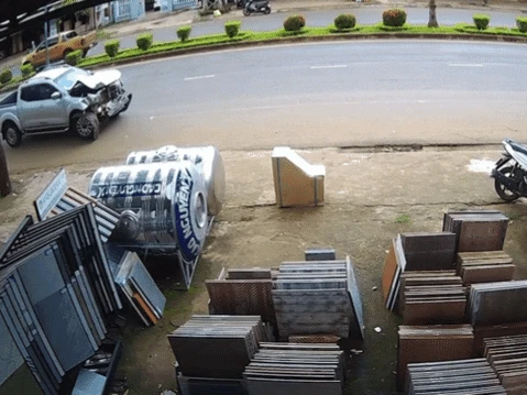 Người dân vây bắt tài xế điều khiển xe bán tải ủi 2 phương tiện rồi bỏ chạy - Hình 1