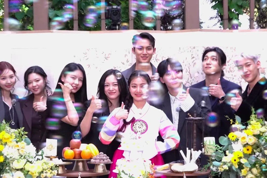 Nữ ca sĩ 28 tuổi có kinh nghiệm làm việc 20 năm, 1 bức ảnh nhìn mà sốc - Hình 2