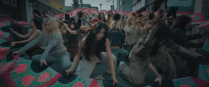 BLACKPINK tung MV dị nhất từ trước đến nay: Cả thế giới hoá zombie điên loạn vì 4 nàng! - Hình 6
