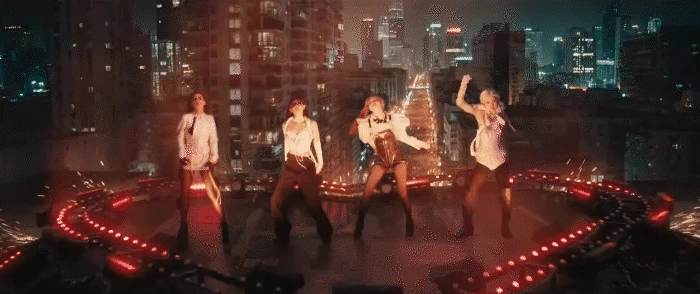 BLACKPINK tung MV dị nhất từ trước đến nay: Cả thế giới hoá zombie điên loạn vì 4 nàng! - Hình 7
