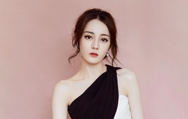 Địch Lệ Nhiệt Ba đi trễ, bị chê ra vẻ mẹ thiên hạ, loạt lùm xùm cũ bị khui lại - Hình 4