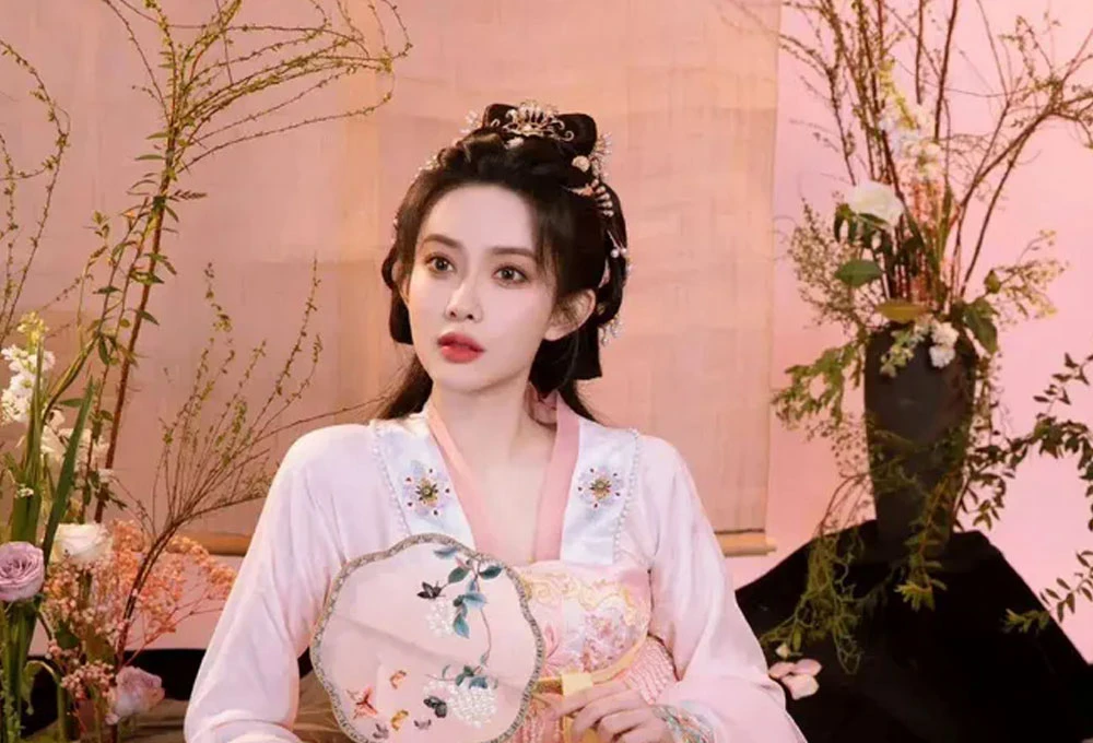 Từng là hoa khôi Bắc Ảnh, nay Mạnh Tử Nghĩa lại nổi vì... thị phi nhan sắc? - Hình 3