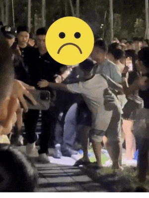 Video gây bức xúc: Vệ sĩ đi cùng Dương Domic xô ngã người dân thô bạo - Hình 2
