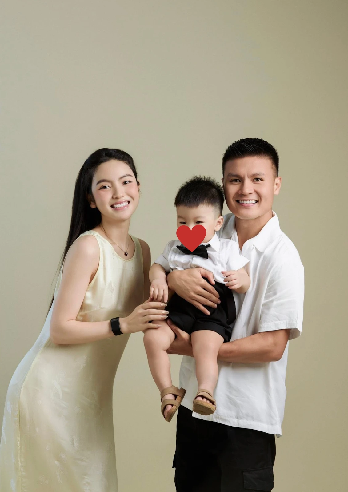 Vợ Quang Hải khoe ảnh gia đình siêu ngọt, quý tử gây đốn tim vì 1 chi tiết - Hình 1