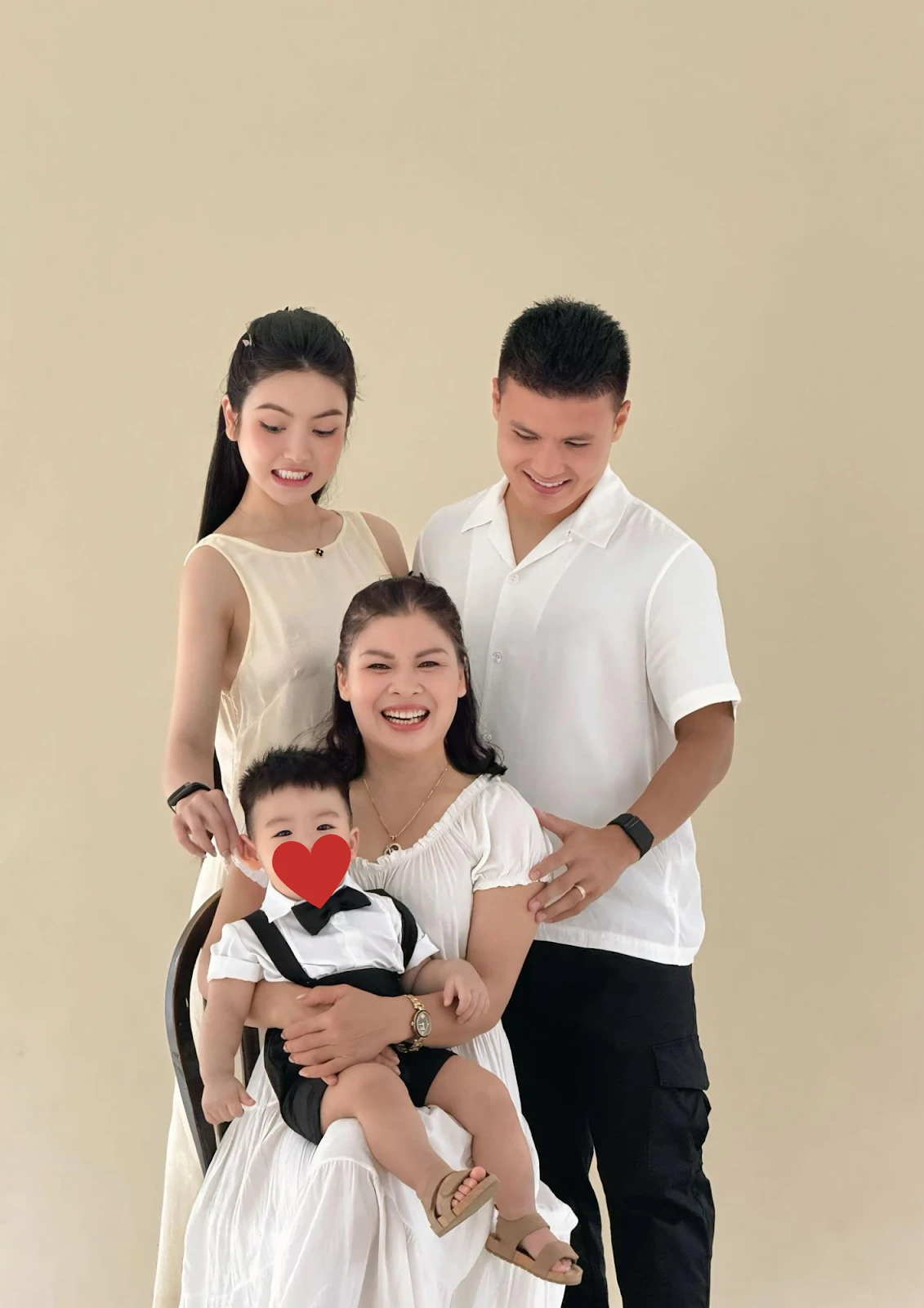 Vợ Quang Hải khoe ảnh gia đình siêu ngọt, quý tử gây đốn tim vì 1 chi tiết - Hình 3