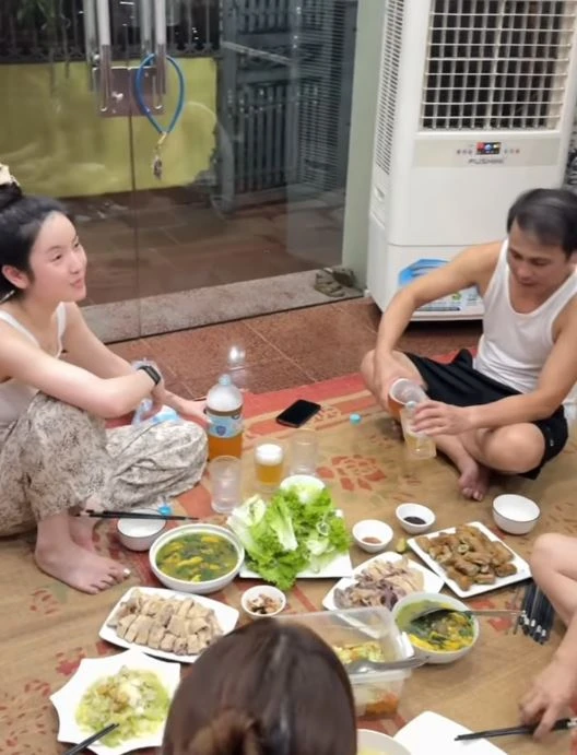 Vợ Quang Hải khoe ảnh gia đình siêu ngọt, quý tử gây đốn tim vì 1 chi tiết - Hình 6