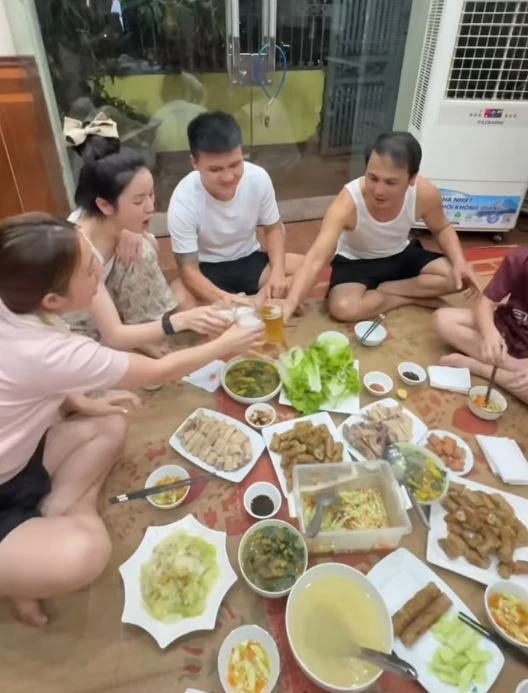 Vợ Quang Hải khoe ảnh gia đình siêu ngọt, quý tử gây đốn tim vì 1 chi tiết - Hình 7