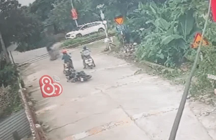 Chàng trai Hải Phòng phản xạ nhanh cứu sống bé trai ngay trước mũi tàu hỏa - Hình 1