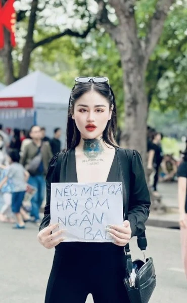 Clip một cô gái bị bế vì náo loạn ở Vinh, nghi ngáo đá, hoá ra là Ngân Baby - Hình 4