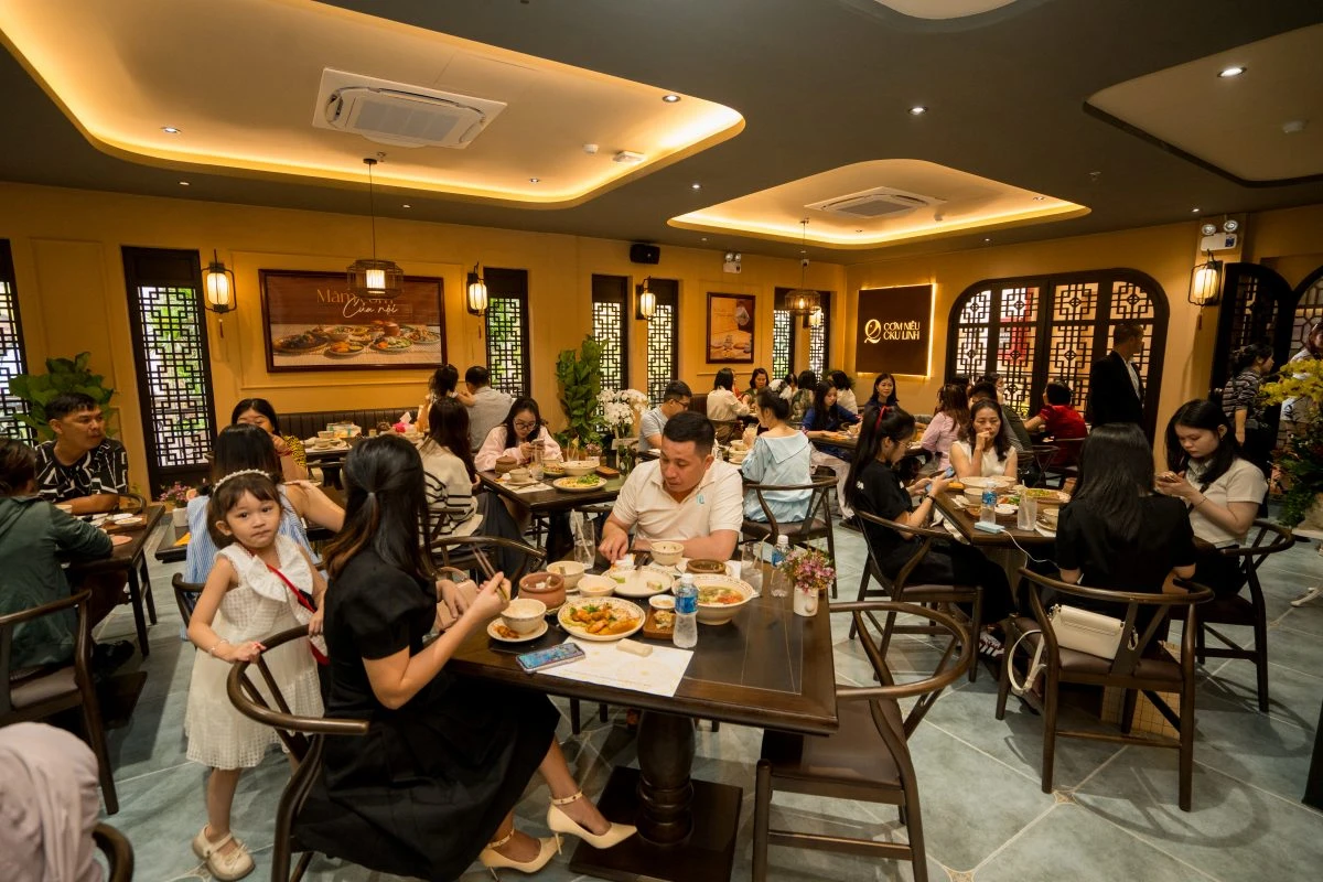 Quán cơm Quang Linh dính bão 1 sao bị dập tơi tả, chủ lật đật đổi tên trốn bão - Hình 2