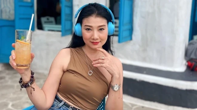 NSND Mỹ Uyên công khai ảnh hôn bạn gái đồng giới, danh tính sốc, CĐM chúc mừng - Hình 6