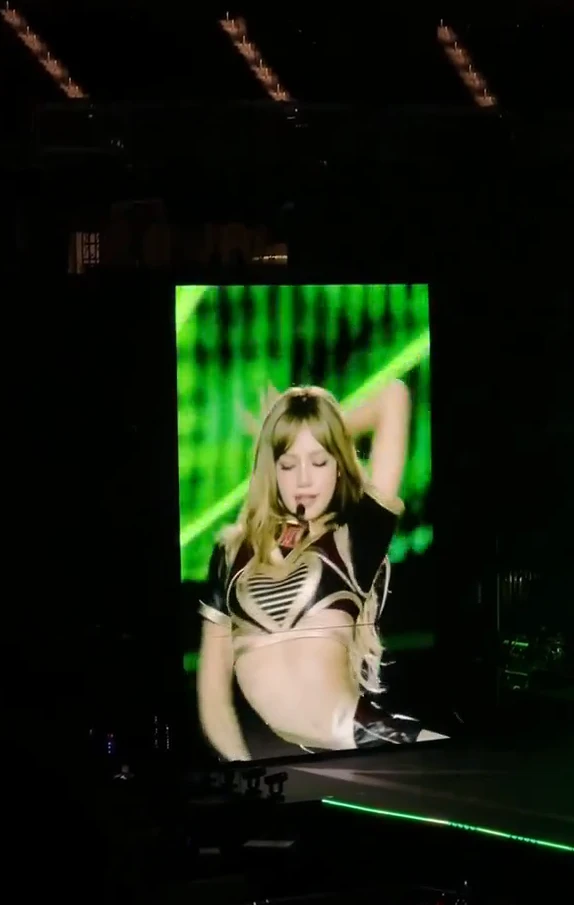 Jennie bắt tay Lisa đốt cháy sân khấu Mỹ, fan thảng thốt vì quá bạo - Hình 1
