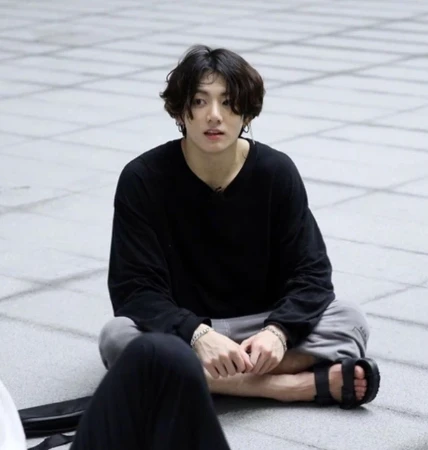 Jungkook (BTS) xuất ngũ rồi bốc hơi, fan hoảng loạn trước màn ở ẩn đầy bí ẩn! - Hình 4
