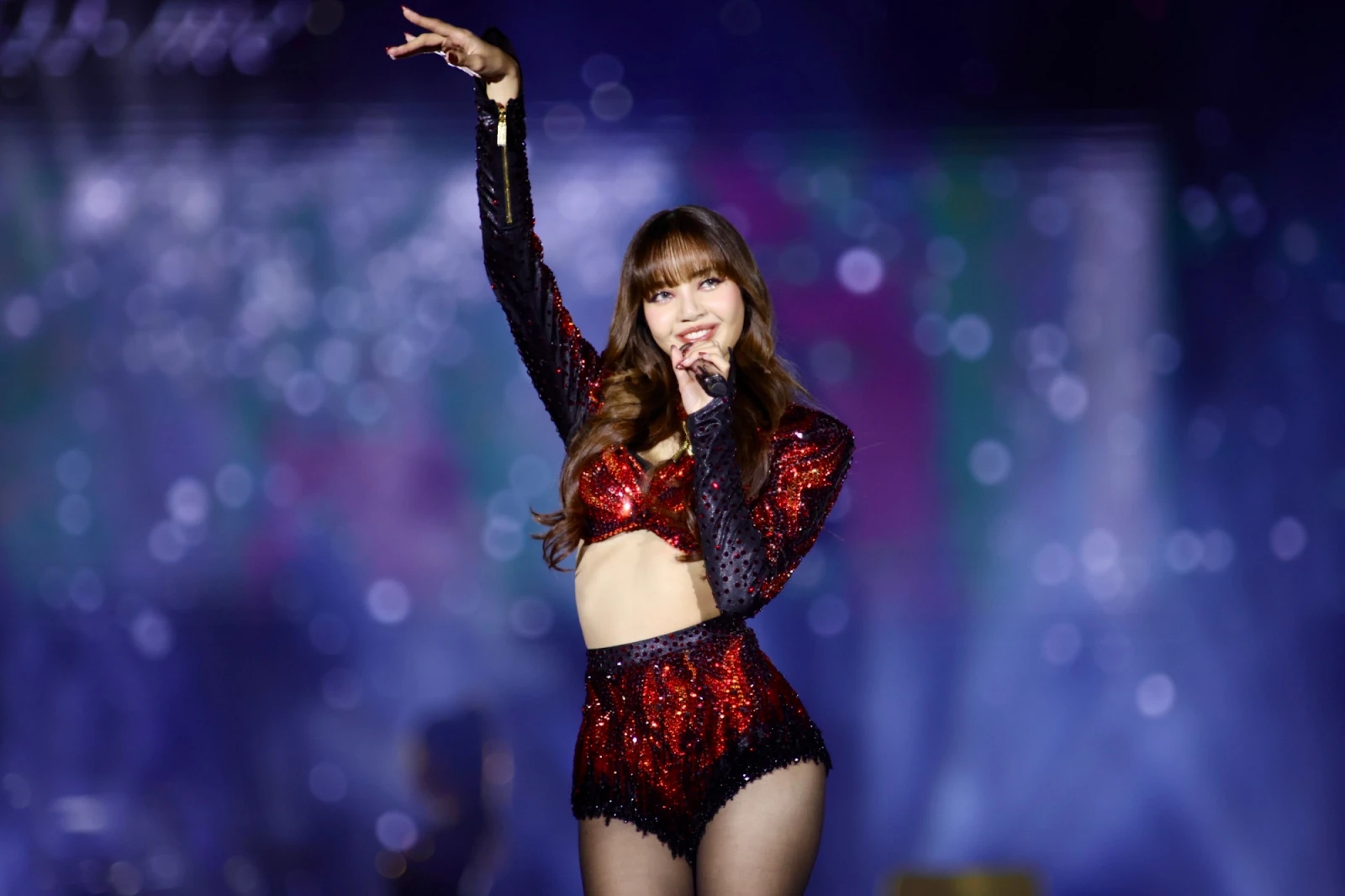 Lisa (BLACKPINK) vượt mặt đồng đội, phủ sóng truyền thông Mỹ, fan sĩ đến hết đời - Hình 5