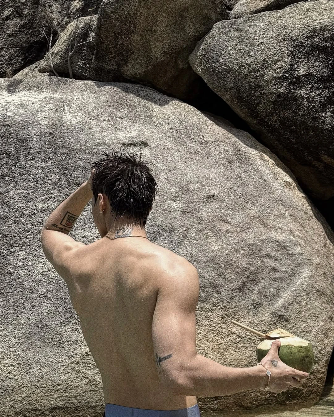 Sơn Tùng khoe body vạm vỡ, fan dậy sóng trước 1 ảnh lạ là cố tình đúng không? - Hình 2