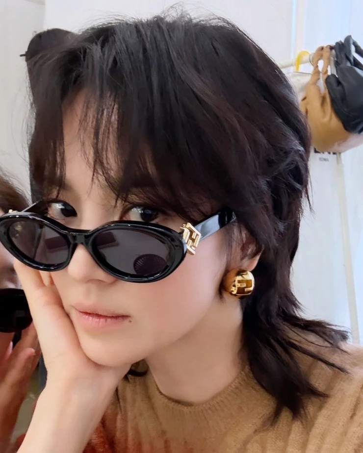 Song Hye Kyo lột xác, đổi kiểu tóc tomboy, CĐM gợi nhớ Angela Phương Trinh? - Hình 2