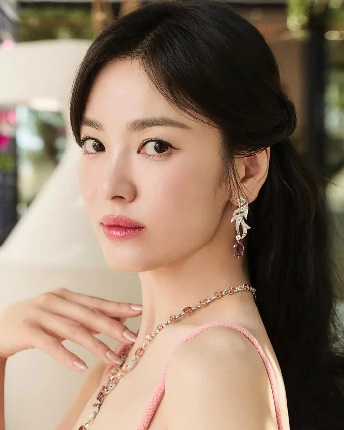 Song Hye Kyo lột xác, đổi kiểu tóc tomboy, CĐM gợi nhớ Angela Phương Trinh? - Hình 5