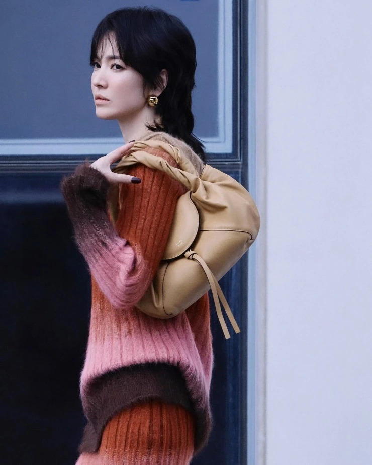 Song Hye Kyo lột xác, đổi kiểu tóc tomboy, CĐM gợi nhớ Angela Phương Trinh? - Hình 1