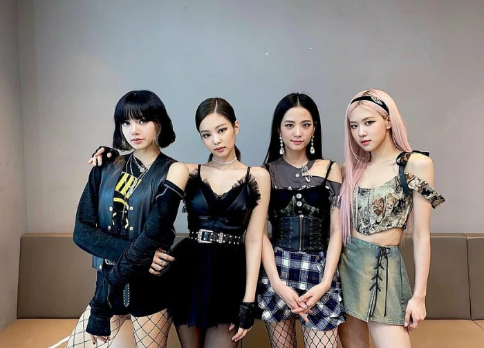 BLACKPINK bùng nổ tại Mỹ, fan tố YG ăn dày, vé nghìn đô! Sân khấu như hàng chợ - Hình 1