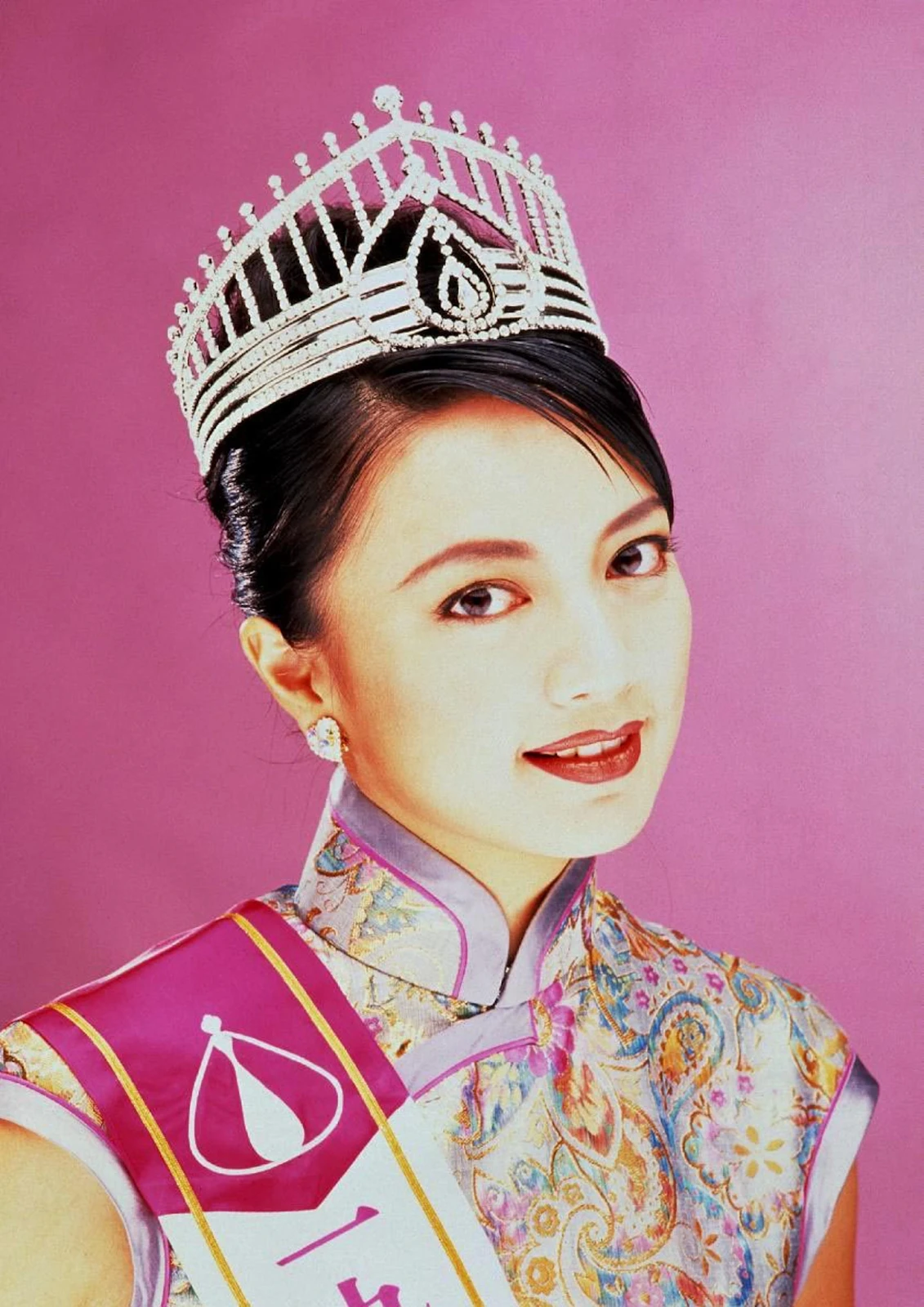 Hoa hậu cầm vương miện trả nợ cho chồng, rời showbiz, cuộc sống hiện tại bất ngờ - Hình 1
