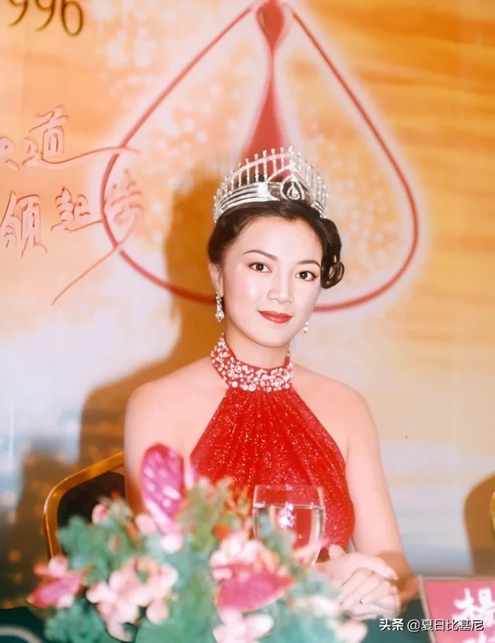 Hoa hậu cầm vương miện trả nợ cho chồng, rời showbiz, cuộc sống hiện tại bất ngờ - Hình 2