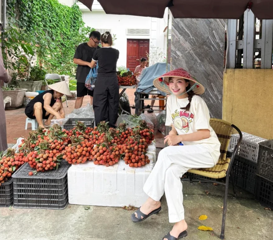 Hòa Minzy khiến fan hoảng hốt với hình ảnh khác lạ, CĐM hoang mang - Hình 2