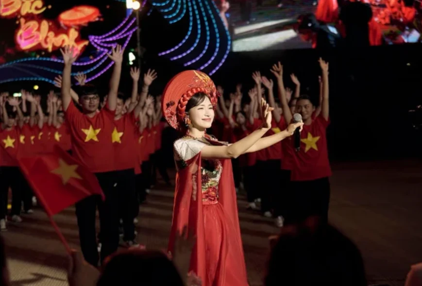 Hòa Minzy khiến fan hoảng hốt với hình ảnh khác lạ, CĐM hoang mang - Hình 3