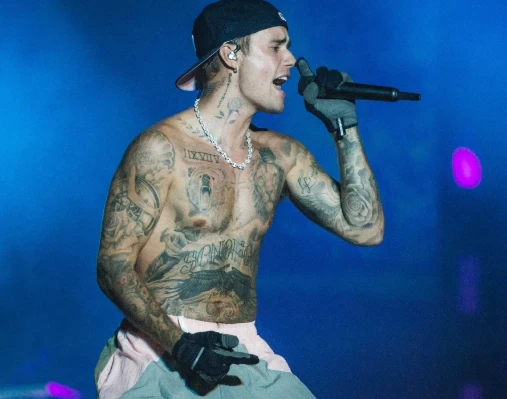 Justin Bieber trở lại với MV gây tranh cãi, sự thật trần trụi phía sau Swag - Hình 4