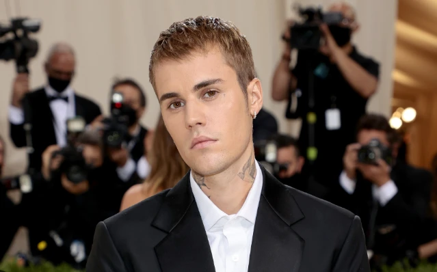 Justin Bieber trở lại với MV gây tranh cãi, sự thật trần trụi phía sau Swag - Hình 2