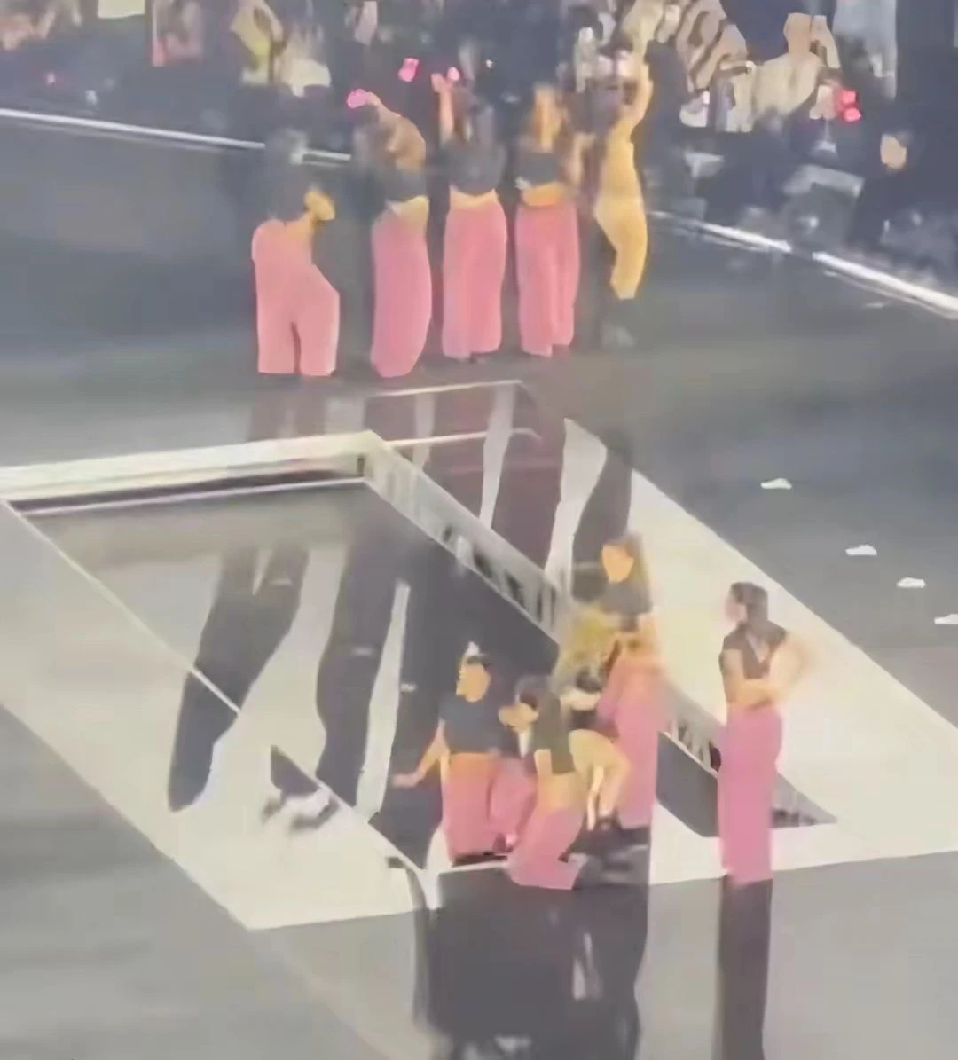 Lisa (BLACKPINK) suýt rơi tự do từ sân khấu hàng chục mét, YG vô trách nhiệm - Hình 4