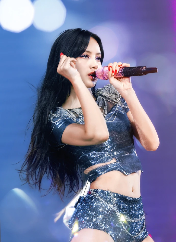 Lisa (BLACKPINK) suýt rơi tự do từ sân khấu hàng chục mét, YG vô trách nhiệm - Hình 6