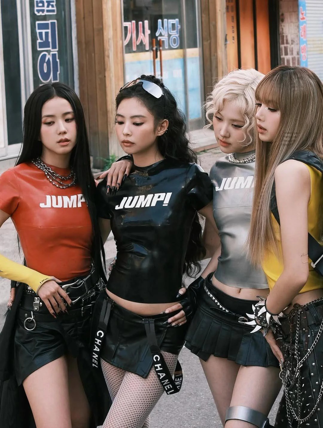 Lisa (BLACKPINK) suýt rơi tự do từ sân khấu hàng chục mét, YG vô trách nhiệm - Hình 1