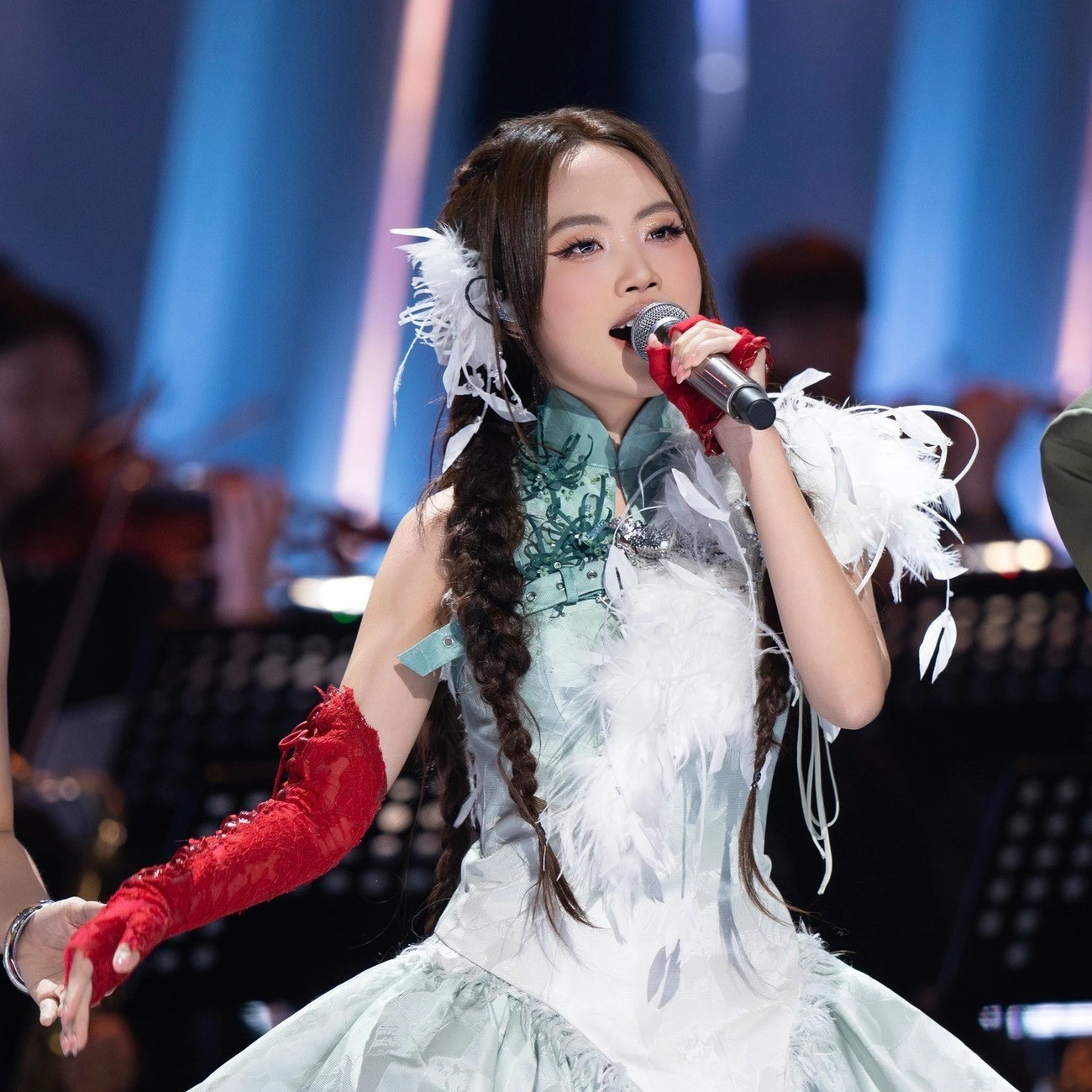 Sing! Asia: Lộ diện người tranh Quán quân với Phương Mỹ Chi, danh tính sốc - Hình 6