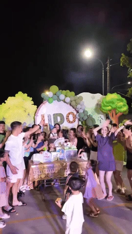 Vợ chồng Quang Hải làm sinh nhật to nhất làng cho con trai, gây sốt khi quyên tặng toàn bộ quà cho các bệnh nhi - Hình 1