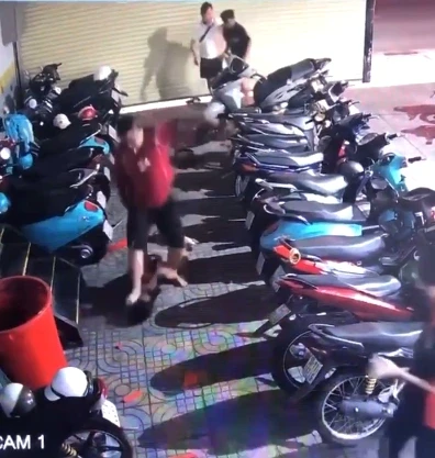 Vụ Trung cá chép tát 6 cái vào mặt cô gái bế con: người nhà cầu cứu cơ quan - Hình 4