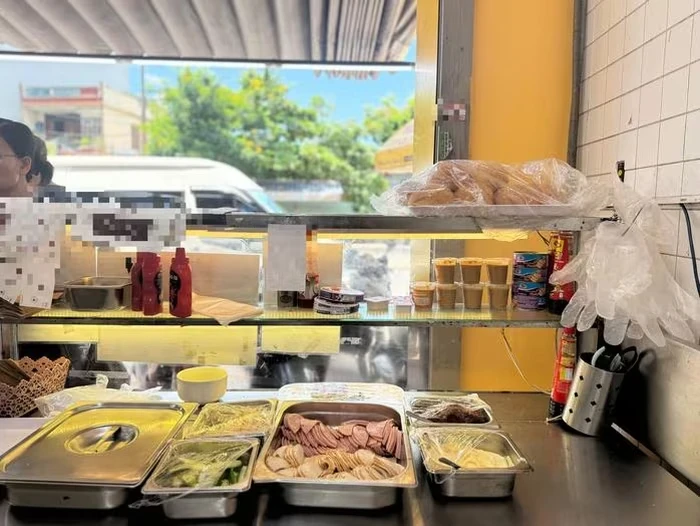 Bánh mì nổi tiếng Đà Nẵng có dòi bò lổm ngổm: Chủ lên tiếng, cán bộ vào cuộc - Hình 3