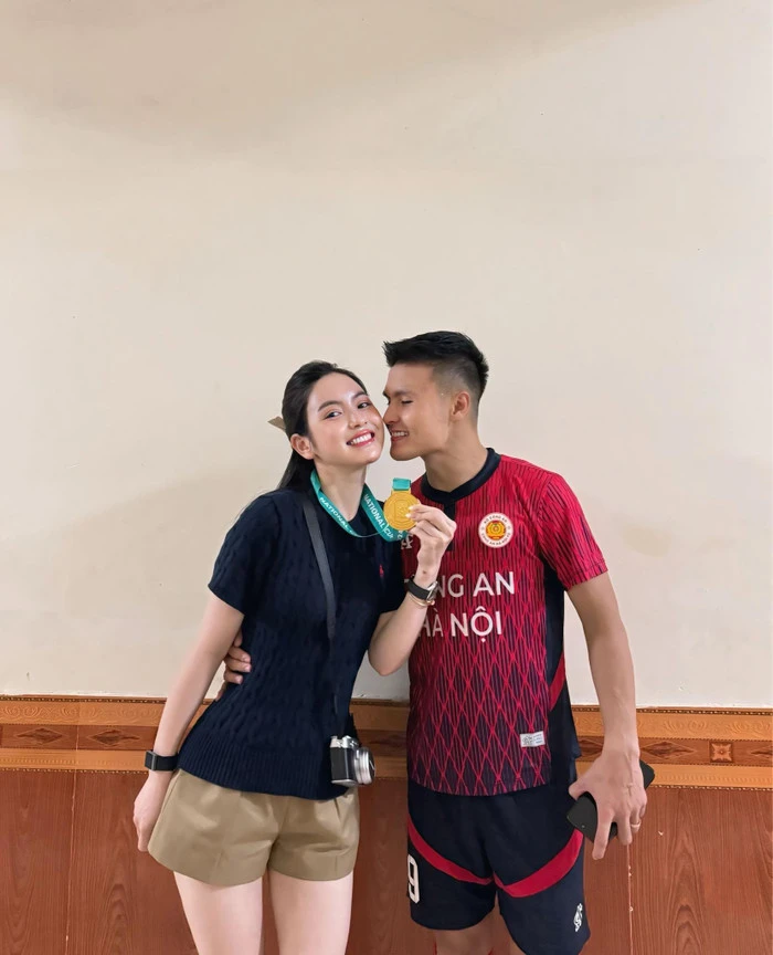Chu Thanh Huyền chân đất đấu Pickleball với Quang Hải, quý tử hành động gây bão - Hình 1