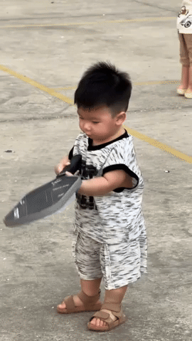 Chu Thanh Huyền chân đất đấu Pickleball với Quang Hải, quý tử hành động gây bão - Hình 7